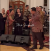 Pas lagunya Rek Ayor Rek (Mus Mulyadi) menggema saat perayaan ultah Titiek Soeharto, tampak Presiden Prabowo asyik menari maju ke depan. Saat itulah Titiek menegur: Presiden....Presiden! Tangkap layar Video Instagram@titieksoeharto