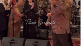 Pas lagunya Rek Ayor Rek (Mus Mulyadi) menggema saat perayaan ultah Titiek Soeharto, tampak Presiden Prabowo asyik menari maju ke depan. Saat itulah Titiek menegur: Presiden....Presiden! Tangkap layar Video Instagram@titieksoeharto