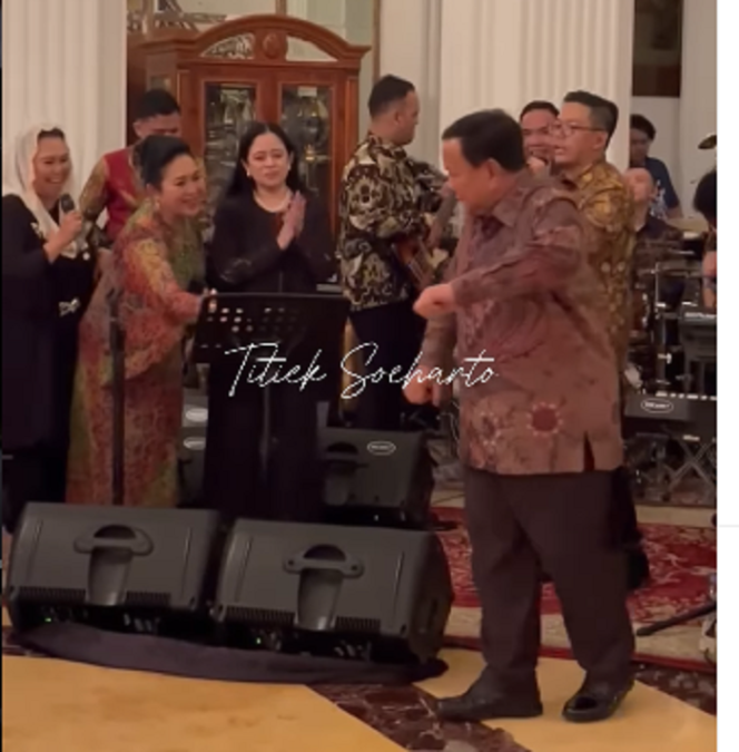 
					Pas lagunya Rek Ayor Rek (Mus Mulyadi) menggema saat perayaan ultah Titiek Soeharto, tampak Presiden Prabowo asyik menari maju ke depan. Saat itulah Titiek menegur: Presiden....Presiden! Tangkap layar Video Instagram@titieksoeharto
