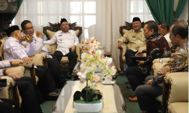 
					Wakil Bupati Jombang Salmanudin Yazid menjamu tamu wakil bupati Berau Kaltim, Kamis 15 Mei 2025. Foto: Jombangkab.go.id