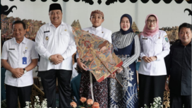 Bupati Jombang Warsubi yang akrab dengan panggilan Abah Warsubi punya program pendidikan karakter berdasarkan seni budaya 'Belajar Wayang Bersama Abah Warsubi', gelar perdana di SDN 3 Jombang, Rabu 14 Mei 2025. Foto: jombangkab.go.id
