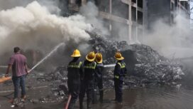 Petugas pemadam kebakaran berupaya memadamkan api di lokasi jatuhnya pesawat Air India di Ahmedabad, India, 12 Juni 2025. REUTERS/Amit Dave 