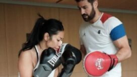 Anngun latihan bareng Cyril Benzaquen, juara dunia kickboxing tujuh kali.
