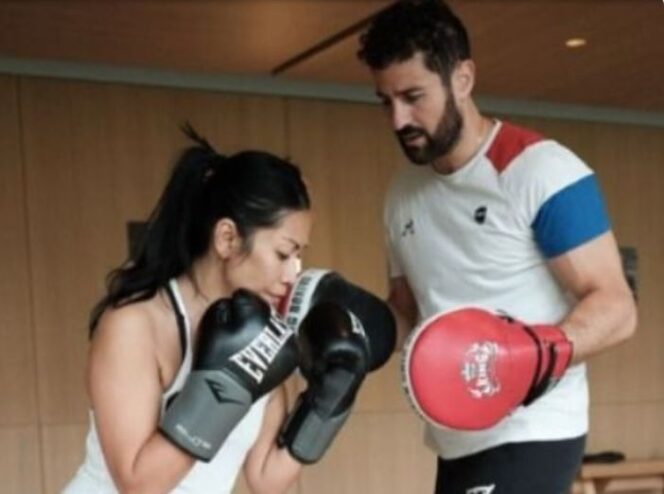 
					Anngun latihan bareng Cyril Benzaquen, juara dunia kickboxing tujuh kali.