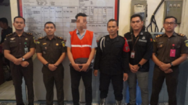 Mengenakan rompi oranye, SPP mantan mantri Bank BRI Unit Pasar Ponorogo  ditahan oleh kejaksaan, karena kasus kredit fiktif menggunakan KTP warga dari Dukcapil Ponorogo. Foto: Dok/Kejaksaan Ponorogo 