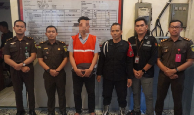 
					Mengenakan rompi oranye, SPP mantan mantri Bank BRI Unit Pasar Ponorogo  ditahan oleh kejaksaan, karena kasus kredit fiktif menggunakan KTP warga dari Dukcapil Ponorogo. Foto: Dok/Kejaksaan Ponorogo 