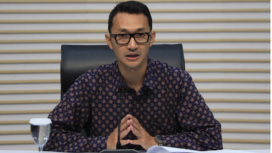 Juru bicara KPK, Budi Prasetyo memberikan penjelasan kepada pers, terkait tindak lanjut penanganan hukum kasus suap/ gratifikasi dana hibah Pemprov Jatim. Foto: Antaranews