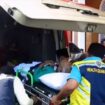 Petugas debarkasi saat merawat jamaah sakit