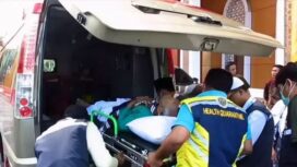 Petugas debarkasi saat merawat jamaah sakit