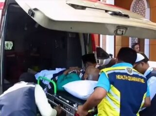 Petugas debarkasi saat merawat jamaah sakit