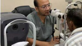 Dokter Bram, pemilik RS Ananda Blitar, memberikan pengobatan gratis kepada kuli bangunan dari Malang. (./Istimewa)