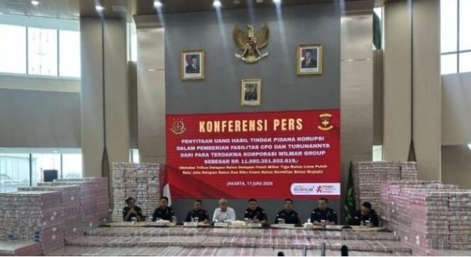 
					Uang sitaan Rp 2 T ditunjukkan ke wartawan