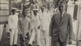 HB IX (berpakaian adat) bersama Lucien Adam