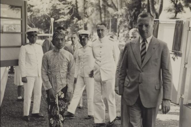 
					HB IX (berpakaian adat) bersama Lucien Adam