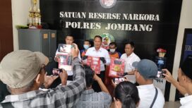 petugas tunjukkan kedua tersangka beserta barang bukti