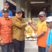 Kapolres saat menyerahkan bantuan sembako kepada warga terdampak banjir