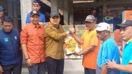 Kapolres saat menyerahkan bantuan sembako kepada warga terdampak banjir