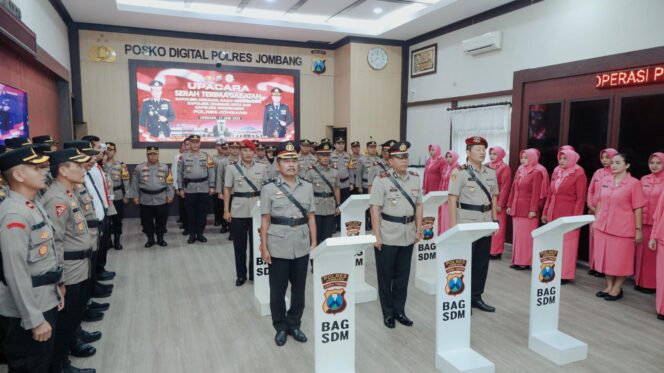 
					saat prosesi serah terima jabatan yang dipimpin langsung Kapolres Jombang