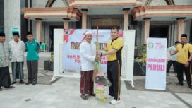 Kapolres Jombang saat menyerahkan bantuan alat kebersihan di salah satu masjid