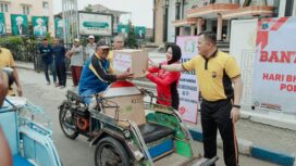 Kapolres bersama istri saat menyerahkan bansos