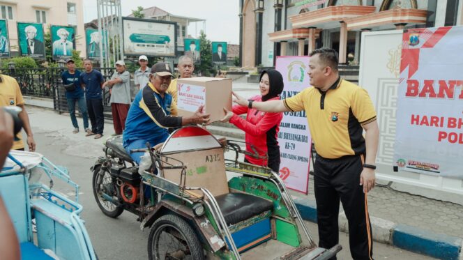 
					Kapolres bersama istri saat menyerahkan bansos