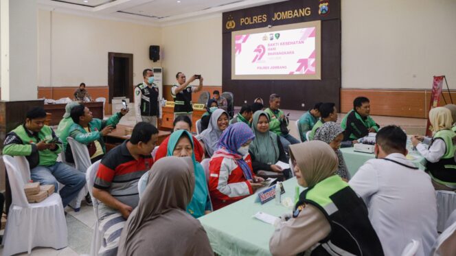 
					Masyarakat nampak antusias saat ikuti cek kesehatan gratis di Mapolres Jombang