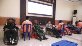 Kapolres saat ikuti donor darah bersama beberapa personel TNI