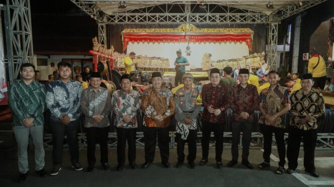 
					Kapolres bersama Bupati serta jajaran Forkopimda sebelum pagelaran wayang kulit dimulai