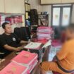 Kasatreskrim Polres Malang,AKP Muchammad Nur (memakai kaos hitam) saat melakukan pemeriksaan pada tersangka FS (memakai baju tahanan warna orange)