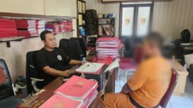 Kasatreskrim Polres Malang,AKP Muchammad Nur (memakai kaos hitam) saat melakukan pemeriksaan pada tersangka FS (memakai baju tahanan warna orange)