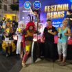 Indra Wahyudi memberikan piala kepada pemenang lomba Cosplay