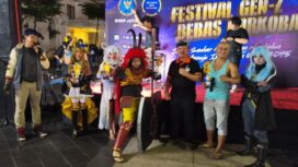 Indra Wahyudi memberikan piala kepada pemenang lomba Cosplay