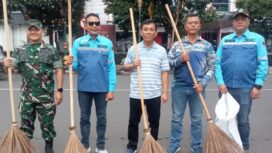 Walikota Malang,Wahyu Hidayat dua dari kanan (memakai kaca mata hitam) berfoto bersama Forkomida dan Kepala Dinas Lingkungan Hidup Kota Malang,Noer Rahman Wijaya ujung paling kiri (memakai topi dan membawa karung putih)