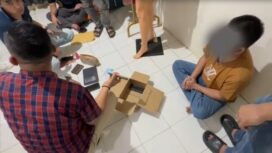 Petugas saat melakukan pengerebegkan di rumah pelaku MFH ( memakai kaos coklat,celana jeans)