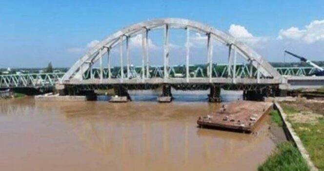 
					Jembatan Sembayat yang penuh histori