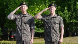 Anggota grup K-pop BTS Jimin (kanan) dan Jungkook memberi hormat setelah menyelesaikan wajib militer di Yeoncheon, Korea Selatan, 11 Juni 2025. Foto oleh AP