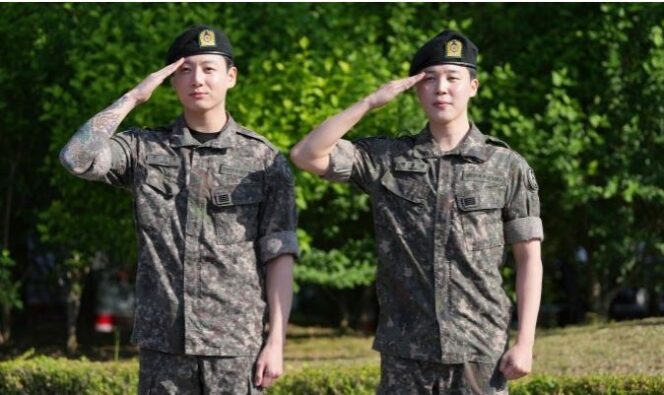 
					Anggota grup K-pop BTS Jimin (kanan) dan Jungkook memberi hormat setelah menyelesaikan wajib militer di Yeoncheon, Korea Selatan, 11 Juni 2025. Foto oleh AP