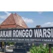 Ronggowarsito wafat pada tanggal 24 Desember 1873 dan dimakamkan di Palar
