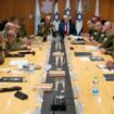 Menteri Pertahanan Israel Katz, tengah kanan, bertemu dengan Kepala Staf IDF Letnan Jenderal Eyal Zamir, tengah kiri, dan sejumlah petinggi militer menjelang operasi Israel terhadap program nuklir Iran, 13 Juni 2025. (Kementerian Pertahanan)