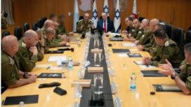 Menteri Pertahanan Israel Katz, tengah kanan, bertemu dengan Kepala Staf IDF Letnan Jenderal Eyal Zamir, tengah kiri, dan sejumlah petinggi militer menjelang operasi Israel terhadap program nuklir Iran, 13 Juni 2025. (Kementerian Pertahanan)