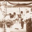 Sri Susuhunan Pakubuwana X disambut oleh Sri Sultan Hamengkubuwana VIII saat kunjungan resminya di Keraton Yogyakarta, tahun 1932.