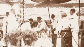 Sri Susuhunan Pakubuwana X disambut oleh Sri Sultan Hamengkubuwana VIII saat kunjungan resminya di Keraton Yogyakarta, tahun 1932.