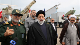 Pimpinan Iran terus berusaha melakukan pembalasan atas serangan kejam yang dilakukan Israel, pada hari Jumat 13 Juni 2025. Serangan itu selain merusak isntalasi nuklir Iran, juga menyebabkan gugurnya lima jenderal, serta sembila ahli fisiko-nuklir Iran. Foto: disway.id/X/@RefublikAteis-