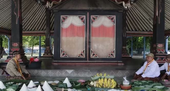 
					Keraton Kasunanan Surakarta Hadiningrat menggelar jamasan pusaka di Siti Inggil, Kompleks Keraton Kasunanan, Kamis (13/6). (SILVESTER KURNIAWAN/RADARSOLO)