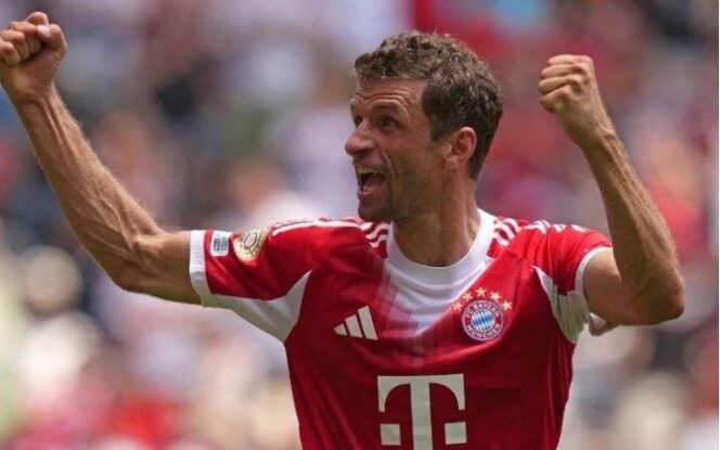 
					Pemain veteran Bayern saat rayakan gol
