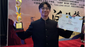 Emir Hikari Purwanto, 17, pelajar Xinzhong Scholl Surabaya, berhasil menyabet juara III kompetisi Bahasa Mandari yang diselenggarakan Keduataan Republik Rakyat Tiongkok (RRT) di jakarta, 7-8 Juni 2025. Foto: Dok/ Keluarga