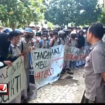 Siswa SMAN 9 Tambun Bekasi, melakukan aksi unjuk rasa kepada sekolahnya terkait uang urunan, dan sumbangan yang ditetapkan sekolah, Selasa 3 Mei 2025. Tangkap layar video Youtube@TV One
