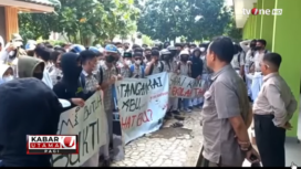 Siswa SMAN 9 Tambun Bekasi, melakukan aksi unjuk rasa kepada sekolahnya terkait uang urunan, dan sumbangan yang ditetapkan sekolah, Selasa 3 Mei 2025. Tangkap layar video Youtube@TV One