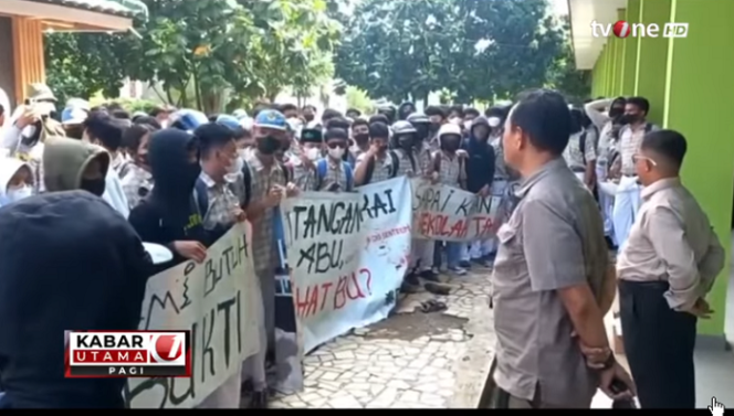 
					Siswa SMAN 9 Tambun Bekasi, melakukan aksi unjuk rasa kepada sekolahnya terkait uang urunan, dan sumbangan yang ditetapkan sekolah, Selasa 3 Mei 2025. Tangkap layar video Youtube@TV One