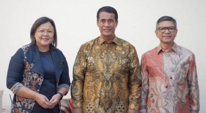 
					Menteri Pertanian Andi Amran Sulaiman (tengah) didampingi Duta Besar Republik Indonesia untuk Vietnam, Denny Abdi (paling kanan) (Foto: Istimewa)